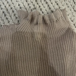 Polotröja beige  - Otroligt stretchigt material så andra bilden ser därav lite tokig ut. Knappt använd. 