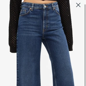 Mörka jeans monki yoko - Använda en del i i bra skick! Säljer för att de är för små. Går att vika ner kanten så dom blir low Waits. Köparen står för frakt 📦 