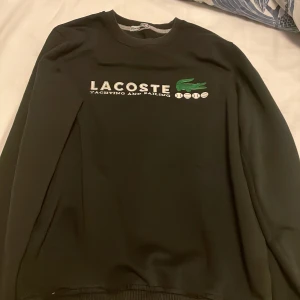 Svart lacoste tröja - Svart lacoste tröja Size M bra skick