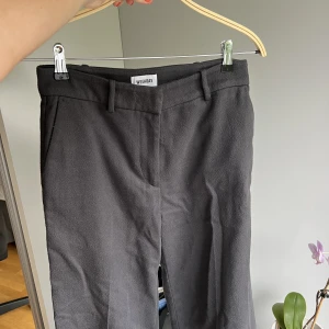 Gråa kostymbyxor  - Säljer dessa gråa kostymbyxor. Dem är bra längd (är 170cm) och dem är lågmidjade. Jag brukar ha storlek 36 men dessa är tyvärr för små så kan inte använda dem💕💕