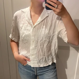 Kortärmad skjorta - Vit kortärmad skjorta från hm i strl S. Lite skrynklig men knappt använd! 