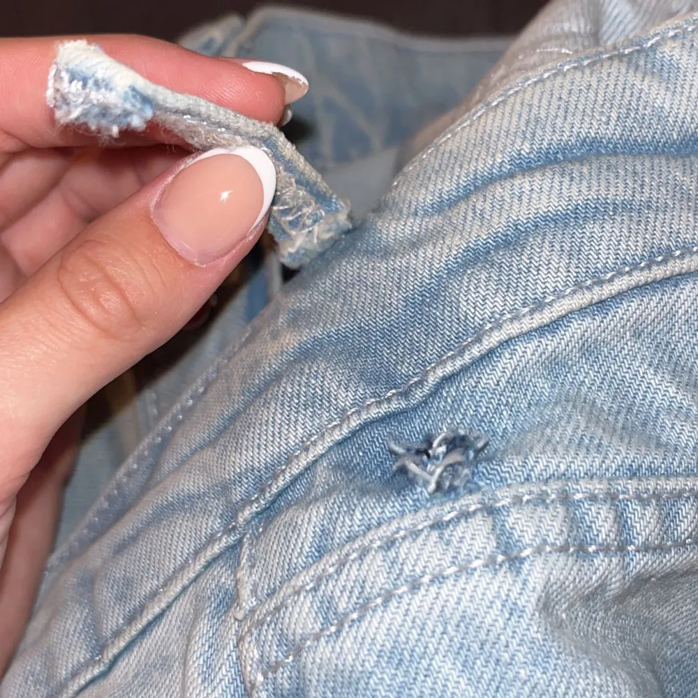 Super snygga jeans från zara med slits, det finns en detalj som är sönder på dom som ni kan se på tredje bilden men det kan man sy.. Jeans & Byxor.