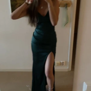 Balklänning  - Säljer min balklänning som jag inte har någon mer användning av mer. Den är väldigt lång så rekommenderas att ha klackar. Jag är 170 