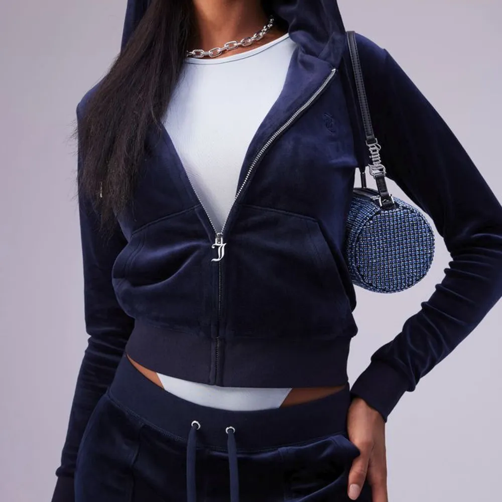Mörkblå Juicy couture set, både hoodie och byxorna.  Köpte dem för 2500kr💓. Hoodies.