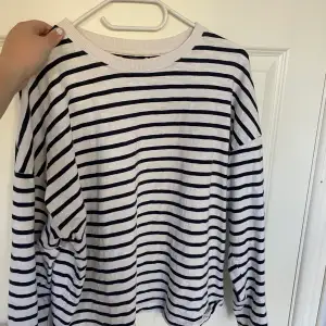 Basic tröja från Kappahl. Säljer då den inte kommer till användning längre 💕 Använd gärna köp nu! 🥰