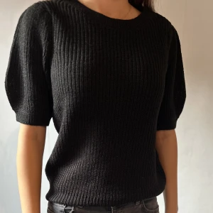 Svart t-shirt - En fin t-shirt från vero Moda med puffiga armar som aldrig används och sälja pga att ja inte gillar den