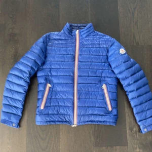 Moncler jacka - Blå Moncler Jacka i modellen Daniel Down. Skick: 9/10, helt ny. Storlek: S. Nypris: 9600kr. Kontakta mig för fler bilder eller info!