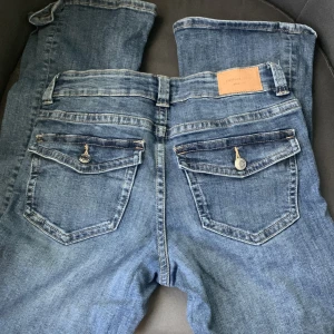 Mid Waist jeans  - Midwaist jeans i nyskick (endast använd 2 gånger, säljer då dom är för långa för mig) 💕Skriv vid frågor om mått m.m Originalpriset var 500
