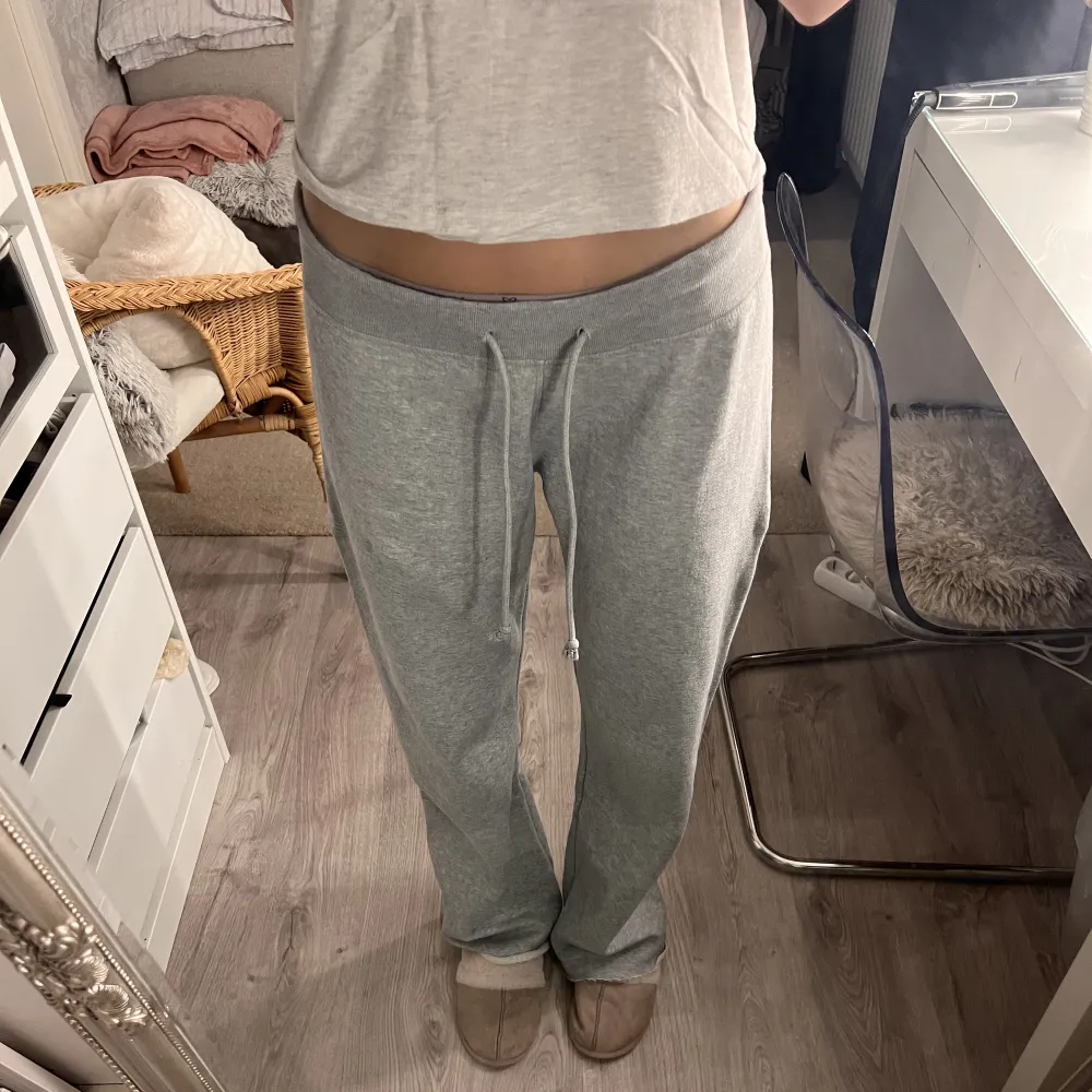 One size brandy melville mjukisbyxor 💓supersköna och långa på mig som är 170 cm . Jeans & Byxor.