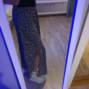 Lång kjol från Shein - Ja säljer en långkjol med svartvitt blommönster från Shein!💗 Kjolen är i bra skick och har inga synliga fläckar, tyvärr har kjolen blivit för liten och det är därför jag säljer den! Hör av er om ni vill ha fler bilder eller undrar något❤️