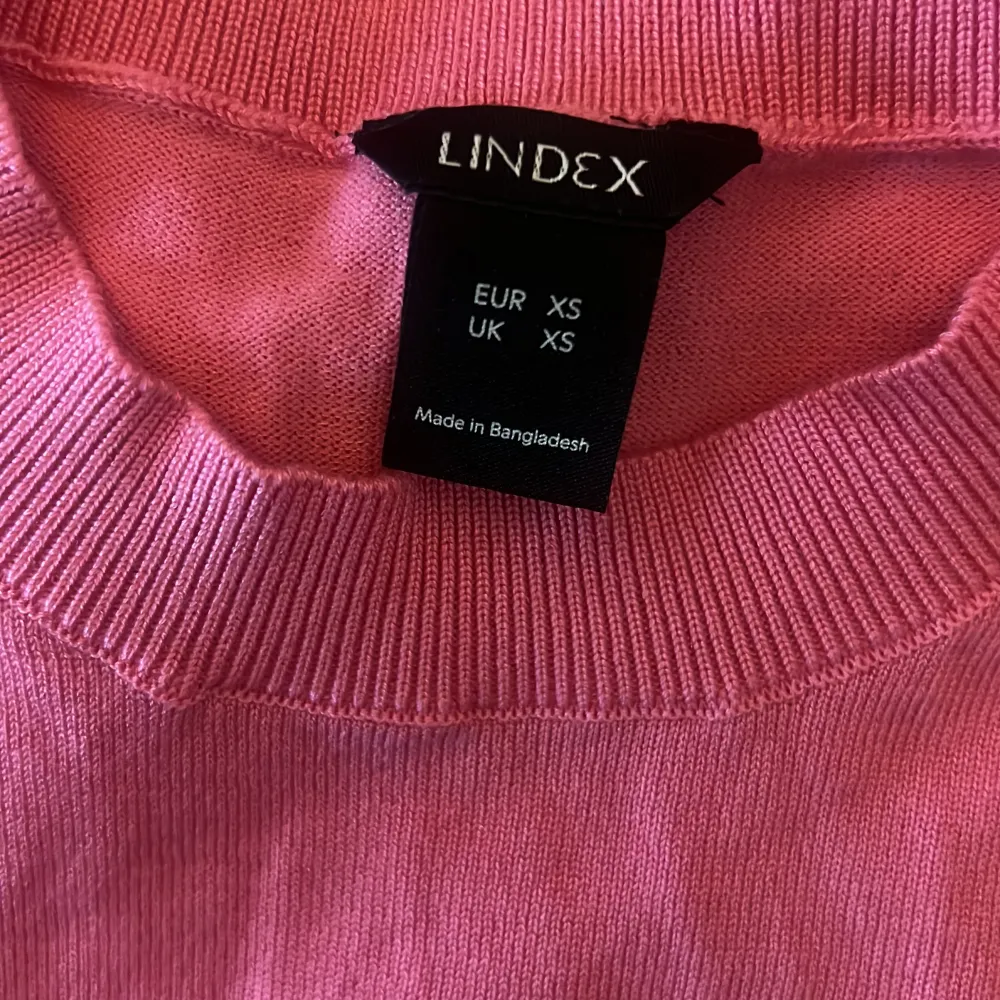Denna svin snygga finatickade tröjan från Lindex i färgen rosa. Storleken är xs men passar mig som har s. Aldrig använd bara testad. Nypris 300 mitt pris 200🙌🏼🩷. T-shirts.