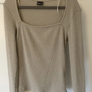 Tröja - Säljer denna fina beiga tröja i storlek Xs men passar mig som har S🤍 Använd fåtal gånger 