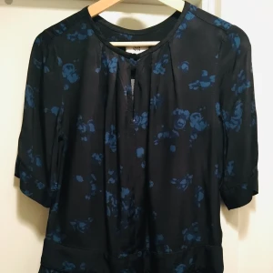 Blus NoaNoa - Blommig blus i svart/mörkblå, bra skick! Material viscose/cupro 