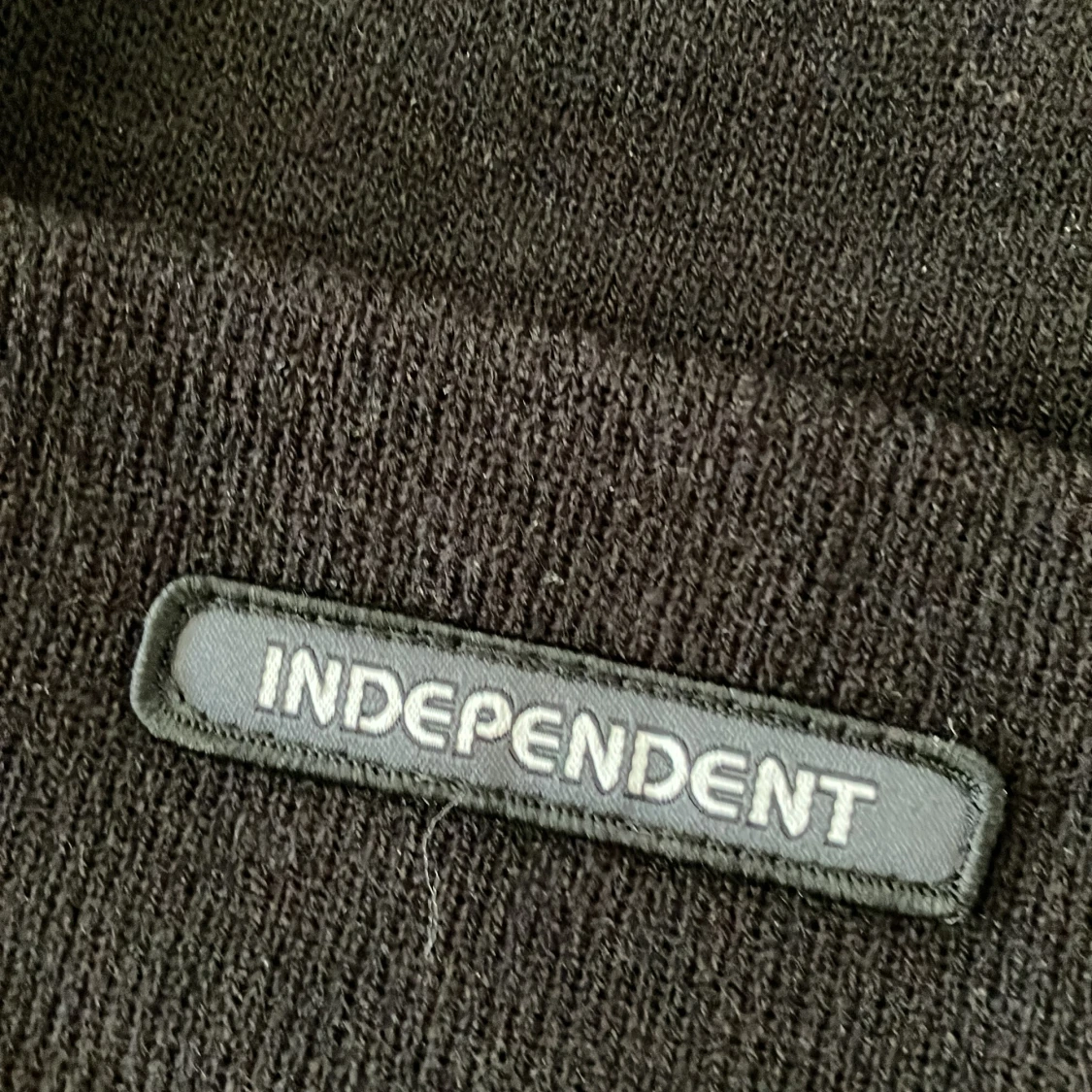 Independent mössa svart - 90