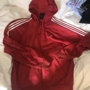 Röd Adidas hoodie - Det röd adidas zip up. OBS Fläckar från graffiti penna som inte går bort! Skriv för bilder och mått .😁