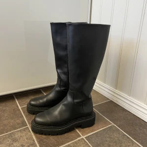 Svarta boots - Svarta boots i strl 36 från Monki. Dragkedja på insidan. Endast använda 2 gånger. 200kr + frakt