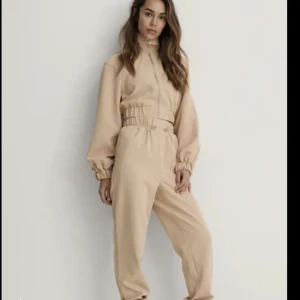 Set NAKD X Tim Feenstra. - Set från NAKD X Tim Feenstra. Byxorna i 38 och jackan i 34. Passar mig som i vanliga fall är en S och är 167 cm. 🌸