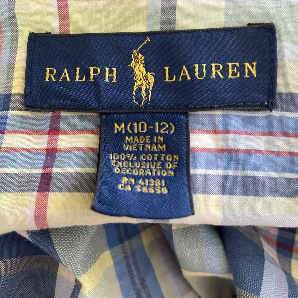 Rutig Ralph lauren skjorta stl M 10-12, skick 10-10 pris kan diskuteras 😉. Skjortor.