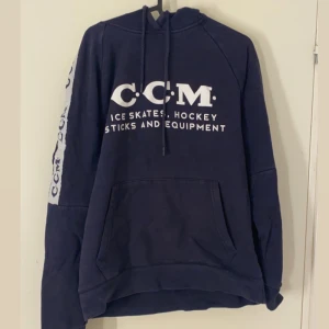 Ccm hoodie  - Säljer en Ccm hoodie åt min pojkvän! Storlek M. 
