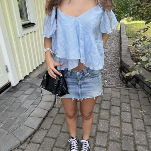 Blus från Zara - Säljer denna fina blåa blus från Zara💞Den säljs inte längre på Zaras hemsida.