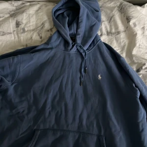 Polo Ralph lauren hoodie - Säljes då den är för stor. Knappt använd och väldigt bra skick. 