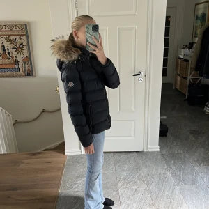 Moncler Jacka - Säljer min Moncler jacka. Helt okej skick därav priset. Ser fin ut från utsidan men den har tyvärr tappat en lapp inuti och lite repor som bara syns på nära håll. Inte helt säker på om den är äkta då den köptes secondhand vintern 2022 för 2800kr. 