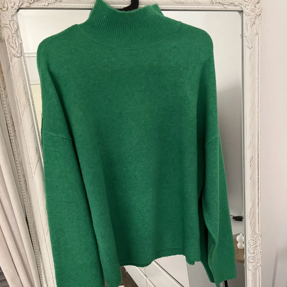 Den perfekta stickade tröjan till hösten. Säljer denna gröna tröja från Ginatricot då den aldrig används. Köpt för ca 1 år sedan och finns inte längre att köpa. Köpt för 399 och jag säljer för 250 (inklusive frakt). Kan tänka mig lägre vid snabb affär 😁🫶🏼 . Stickat.