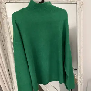 Den perfekta stickade tröjan till hösten. Säljer denna gröna tröja från Ginatricot då den aldrig används. Köpt för ca 1 år sedan och finns inte längre att köpa. Köpt för 399 och jag säljer för 250 (inklusive frakt). Kan tänka mig lägre vid snabb affär 😁🫶🏼 