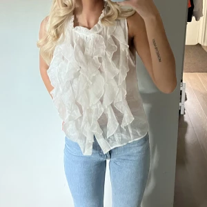 Blus/topp - Säljer en söt blus från zara, använd endast en gång💕