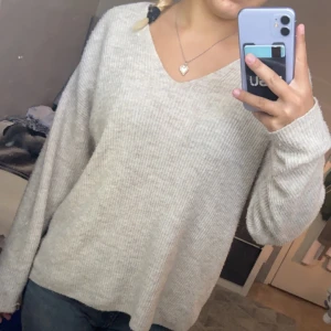 Beige stickad höst tröja, VERO MODA 🍄 - Snygg o bekväm stickad tröja från vero Moda, perfekt för hösten, Storlek S och inga defekter. 