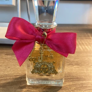Juicy cuture parfym - Säljer min juicy parfym pga att jag har andra jag tycker om bättre, helt ny, endast sprayad två gånger. Skriv för frågor💕pris går att diskuteras