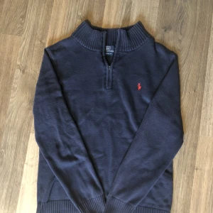 Polo Ralph Lauren tröja - Snygg polo tröja som jag inte använder längre. Tyvärr är kedjan lite trasig men funkar bra ändå. Hör gärna av dig vid intresse!😁