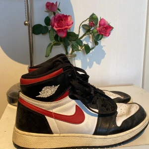Röda jordans - Bra skick, använda några gånger, köpta 3 år sen men inte använt på 2 år, inget slitage