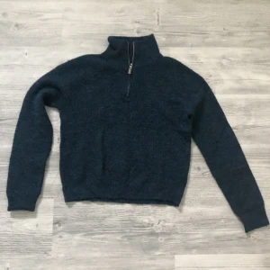 Stickade tröja från bikbok - Säljer denna sjukt fina stickade tröjan från bikbok. Använd endast 2-3 gånger och Säljer då den inte kommer till användning bilderna är inte så bra på grund av att mina kamera är sönder, hör av för bättre bilder. Frakt ingår inte men pris kan diskuteras 