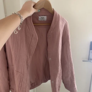 Höst jacka  - Perfekt jacka nu till hösten! En söt rosa färg. Köpt på barnavdelningen i storlek 164, passar mig som brukar ha xs/s! 💕använd endast en gång