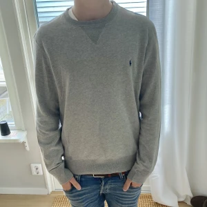 Polo ralph lauren tröja -   Tröja från Polo Ralph Lauren i storlek: S. Perfekt inför hösten.  Skicket på tröjan är väldigt bra och den har inga defekter   Vårt pris: 399kr  Nypris: 1400  