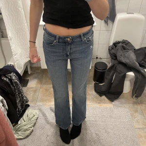 hm jeans💓 - hm jeans i strl 34🫶🏼 står high waist men man kan ha de som mid waist också❤️ 