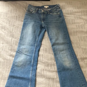 Low wais bootcut jeans - Lågmidjade bootcut jeans från gina Young 💗 fint skick skulle jag säga. Säljs för att dom tyvärr är för små