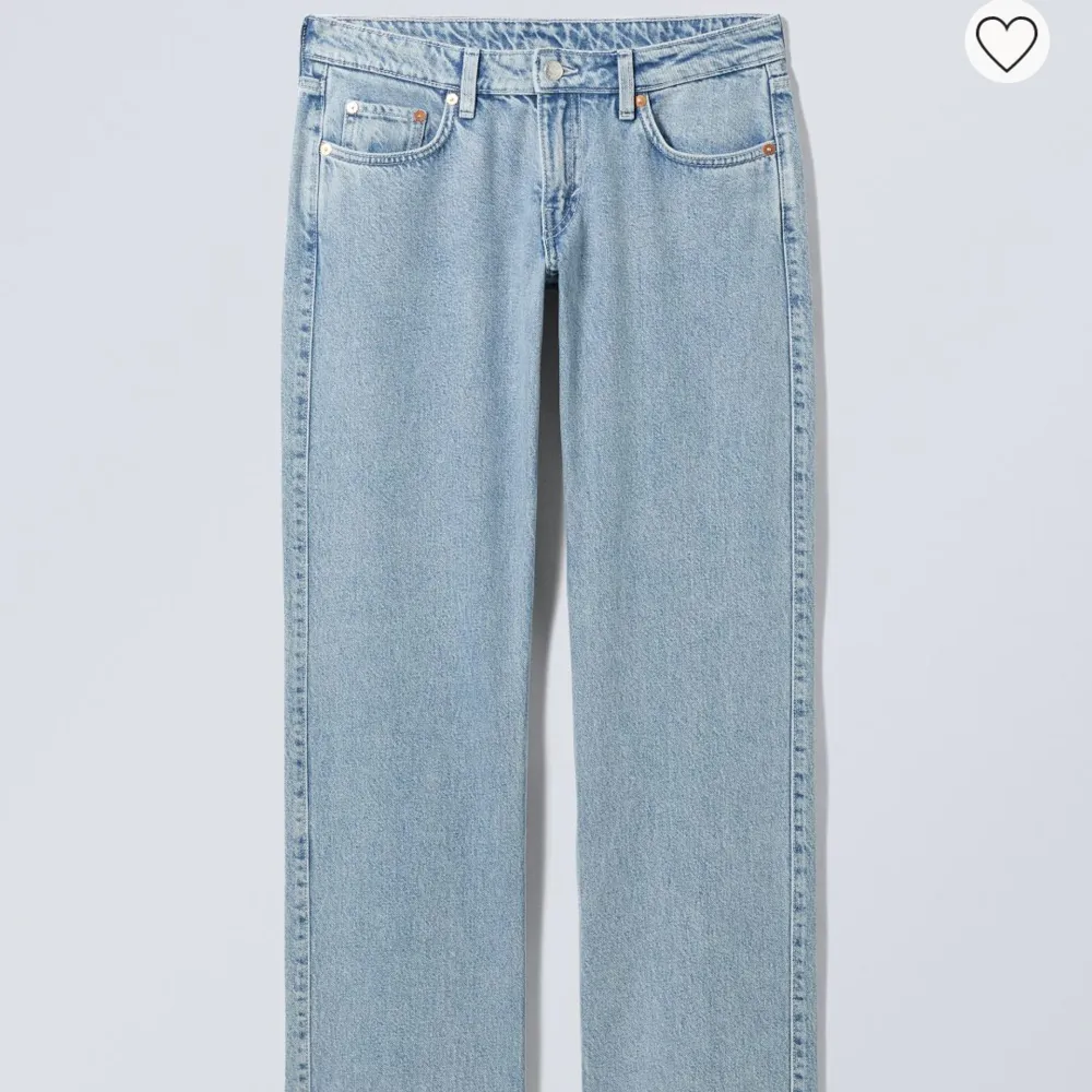 Low waisted jeans från weekday. Dom har blivit för korta på mig (jag är 175cm) kostar 600 kr säljer för 300kr. . Jeans & Byxor.