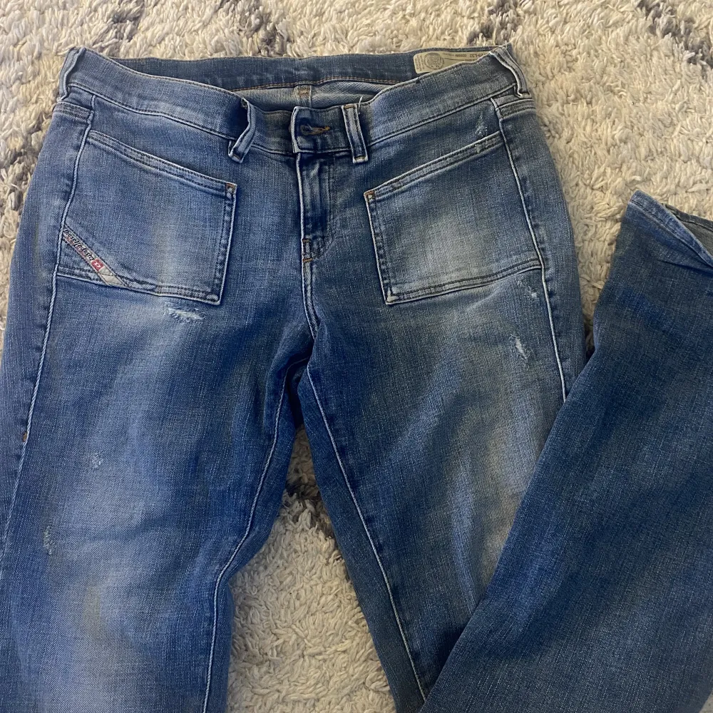 Lågmidjade jeans från diesel med coola fickor. Säljer då de är för stora, har ingen bild på.  Köpare står för frakten. Hör av er vid frågor eller intresse🙏🏼. Jeans & Byxor.