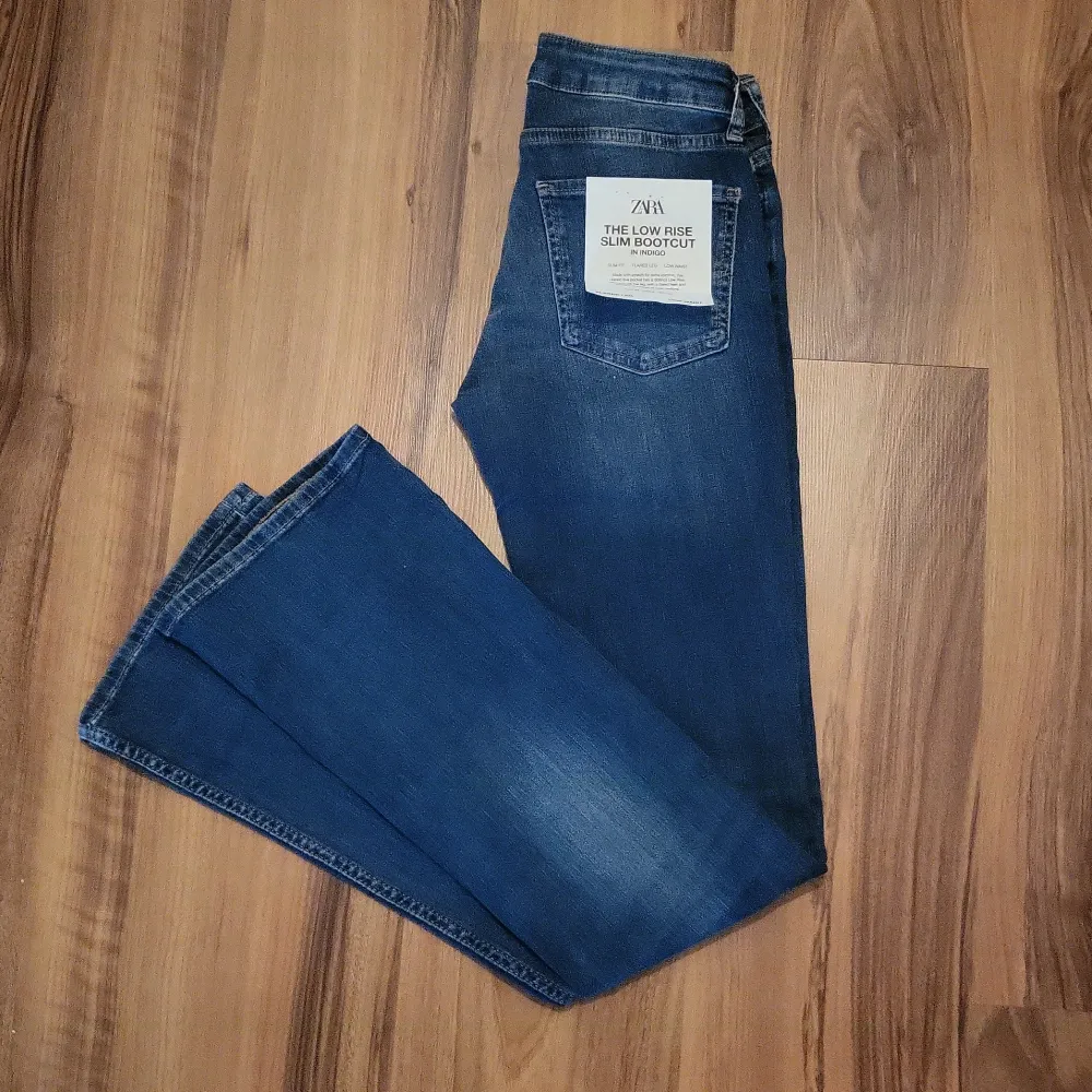 Zara low rise slim bootcut i indigo. Helt oanvända med alla lappar. Jättefina men släljer då de är för små för mig.. Jeans & Byxor.