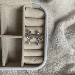 Örhängen - Snygga söta handgjorda örhängen!💗 Fraktar endast via plick🫶