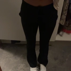 Kostymbyxor  - Svarta Low waist kostymbyxor från design by sí💞 köpte här på Plick men säljer vidare pga att dem inte passade!! Dem är utsvängda, jätte snygga💞💞 (bilden i mitten är låndad) !Köp inte nu!