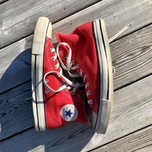 Supersnygga röda Converse - Säljer mina röda Converse, i bra skick!