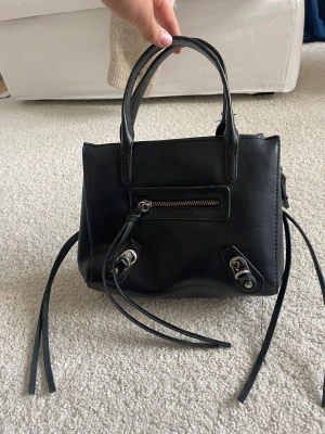 Väska - Svart cool väska, super bra skick! Finns med Axel band också 