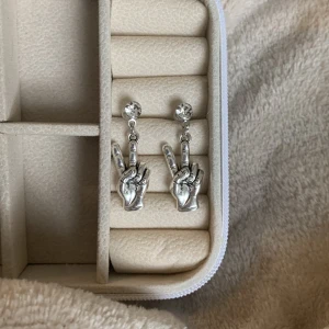 Handgjorda örhängen - Snygga söta handgjorda örhängen!💗Fraktar endast via plick🫶