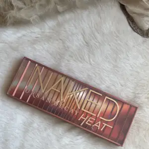 NAKED heat ögonskugga palett från Urban Decay som knappt är använd tyvärr så det inte är rätt toner för mig. Så nästan som ny! ❤️‍🔥nypris: 625 