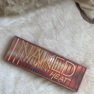 NAKED heat palett Urban Decay - NAKED heat ögonskugga palett från Urban Decay som knappt är använd tyvärr så det inte är rätt toner för mig. Så nästan som ny! ❤️‍🔥nypris: 625 