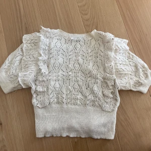 Blus  - Fin blus från zara. Skriv för fler bilder. Köparen står för frakt💕