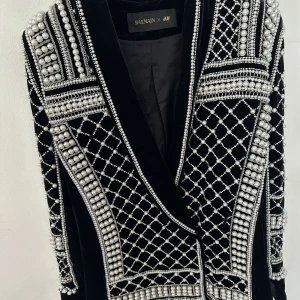 Balmain x H&M Blazer Pearl Embroidered / Helt Ny  - Balmain X H&M kavaj / jacka  Helt ny med etiketter, original galge och dustbag!!   Ett konstverk som såldes slut på nolltid! Storlek: 36
